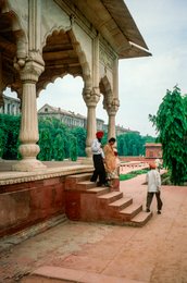 1997;-Arcades;-Architecture;-Asia;-British-barracks;-Colonial-building;-Colonial-style;-Delhi;-Fluted-columns;-Garden;-Hayat-Bakhsh-Bagh;-India;-Kaleidos;-Kaleidos-images;-La-parole-à-limage;-Lal-Qila;-Lord-Curzon;-Lotus-petals;-Marble-pavilion;-Monument;-Mughal;-Mughal-architecture;-Mughal-Empire;-North-India;-Old-Delhi;-Red-Fort;-Red-Fort-Complex;-Red-sandstone;-Red-turban;-Restoration;-Revolt-of-1857;-Shah-Jahan;-Shahjahanabad;-Steps;-Stories-Pictures;-Tarek-Charara;-Travel;-Turban;-UNESCO;-UNESCO-World-Heritage-Site;-White-marble;-World-Heritage